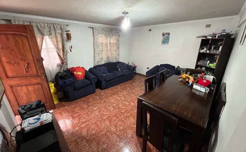 Se Vende Casa Ampliada y Regularizada con Depto Interior, Cerro Navia.