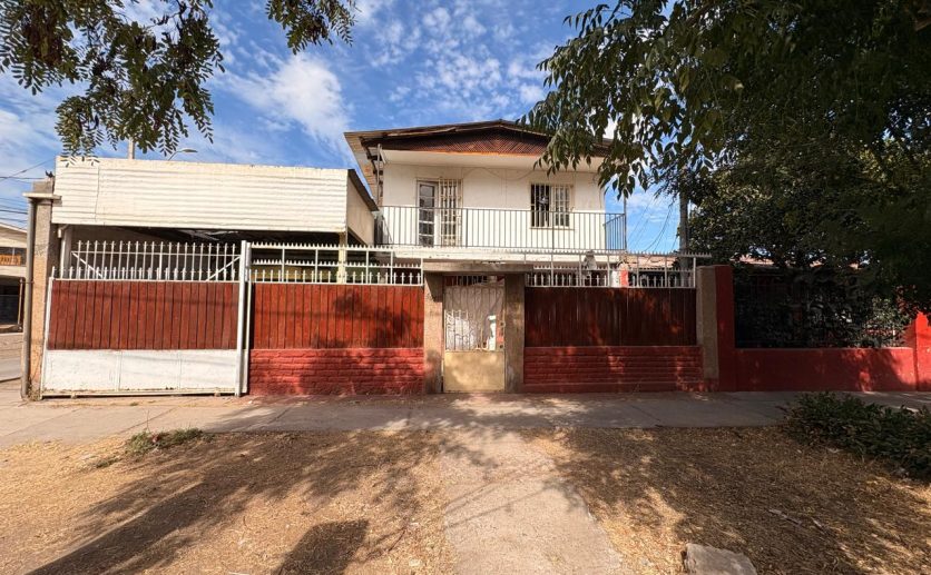 Se Vende Casa Esquina con Gran Potencial en Estacion Central.