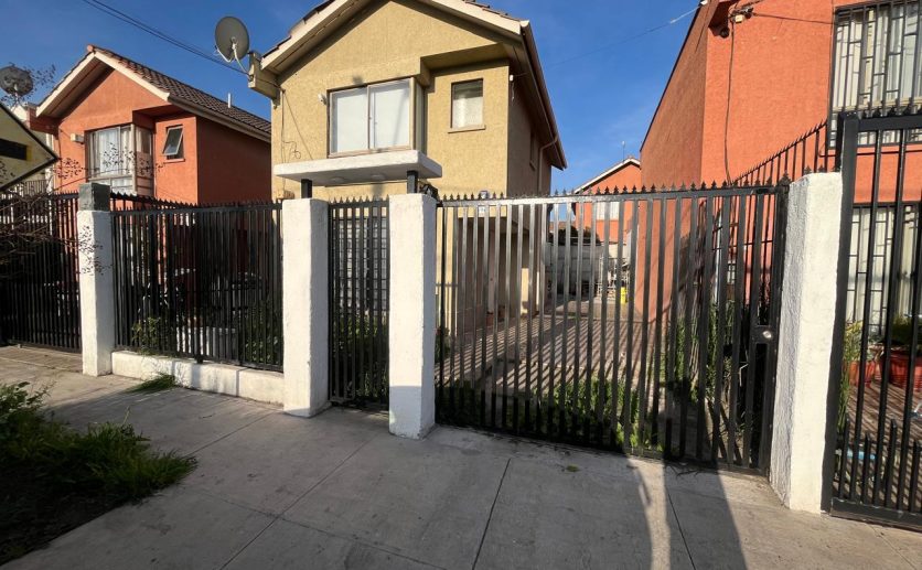 Se Vende Casa Sólida y Aislada en Villa Los Castaños, Maipú.